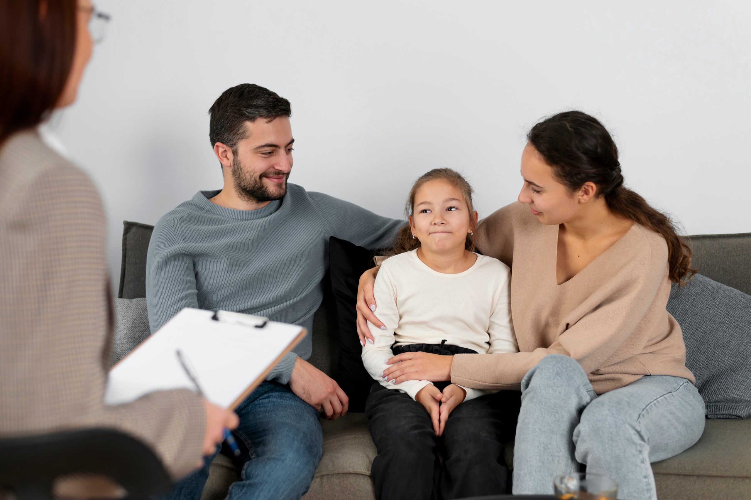 Familia con su hija en consulta de psiquiatría infantil en Grupo Cetep