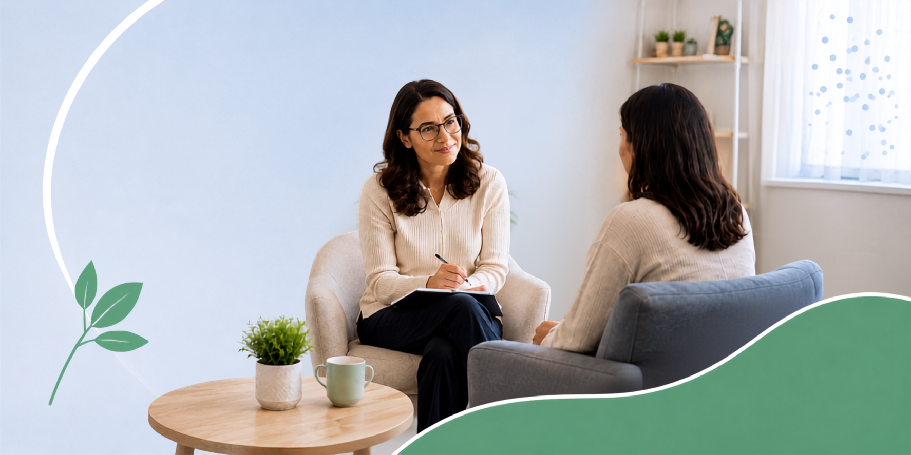 Psicóloga de Grupo Cetep conversando con una paciente adulta en consulta
